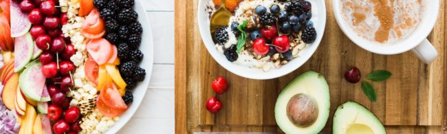 eten per week 1600×480 Leckeres Frühstück mit Früchten, Joghurt und Avocado für Fitness-Fans.