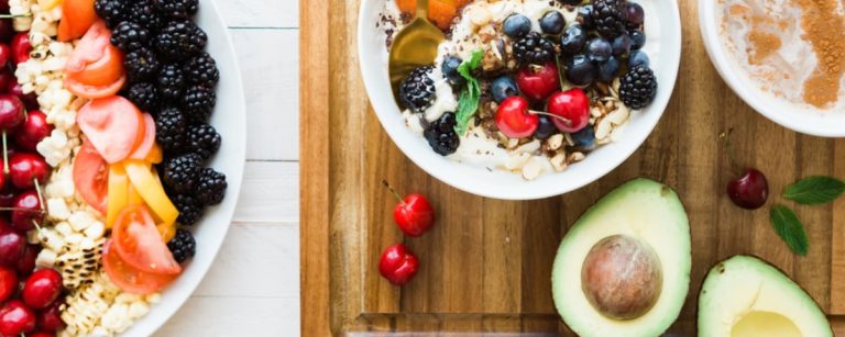 Leckeres Frühstück mit Früchten, Joghurt und Avocado für Fitness-Fans.