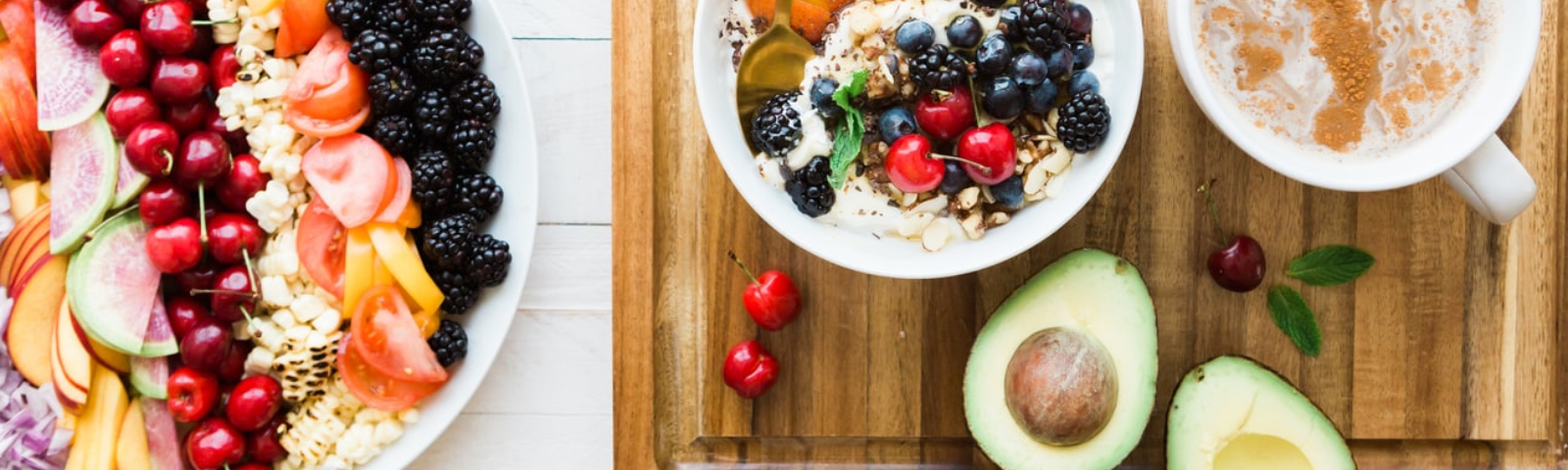 Leckeres Frühstück mit Früchten, Joghurt und Avocado für Fitness-Fans.