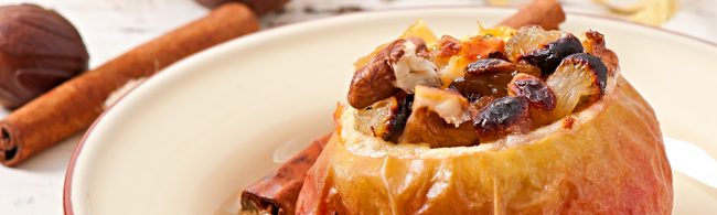 gevulde appels 1600×480 Gefüllter Apfel mit Nüssen und Rosinen - gesundes Dessert.