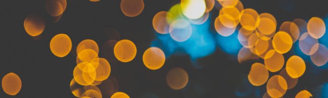 Hintergrund mit Bokeh-Lichtern und blauem Schimmer, perfekt für Fitness und Ernährung