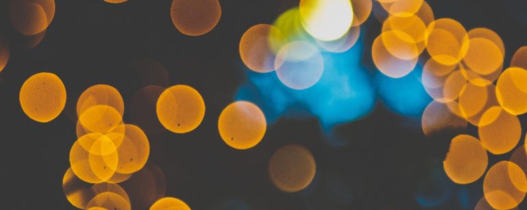 Hintergrund mit Bokeh-Lichtern und blauem Schimmer, perfekt für Fitness und Ernährung