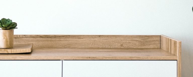 Holzregal mit grüner Pflanze, perfekt für Fitness-Ernährungsprodukte.