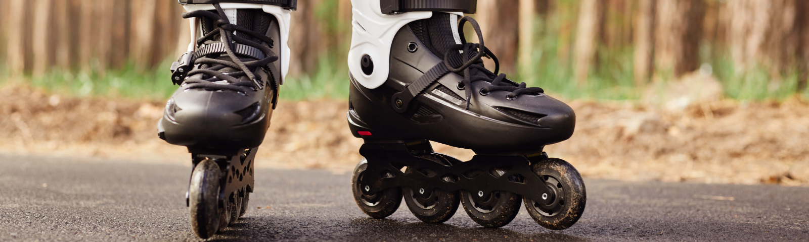 skeeleren 1600×480 Inline-Skates für ein aktives Fitnessleben auf Asphalt.