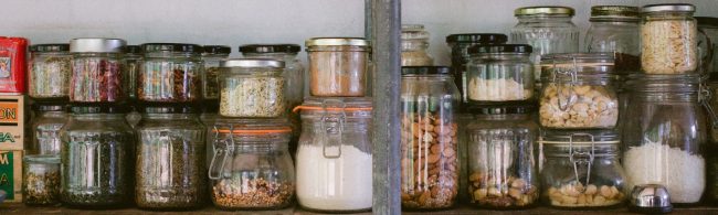 slim boodschappen doen 1600×480 Regale voller gesunder Lebensmittel in Gläsern für Fitness und Ernährung.