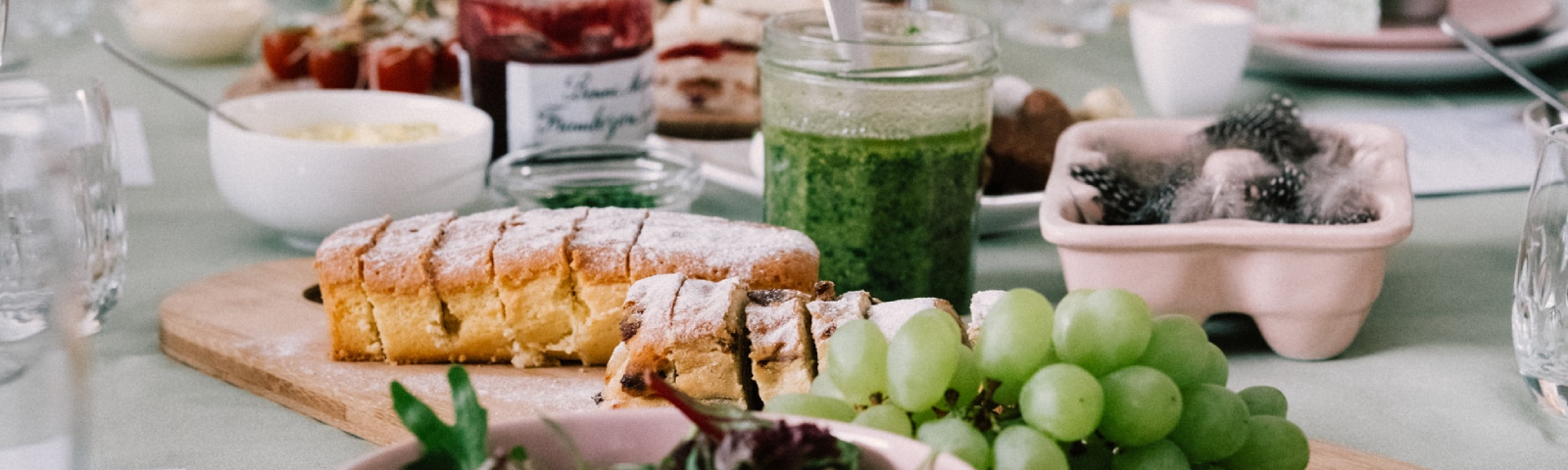Gesundes Frühstück: Obst, Kuchen und Pesto für Fitnessbewusste.