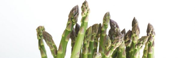 Frisches, grünes Spargel-Bund, perfekt für gesunde Fitness-Mahlzeiten und eine ausgewogene Ernährung.