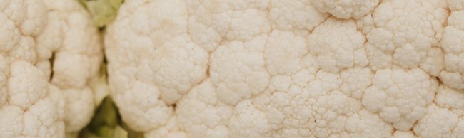 Detailaufnahme von blumenkohlähnlichem Röschen, perfekt für gesunde Fitness-Mahlzeiten.