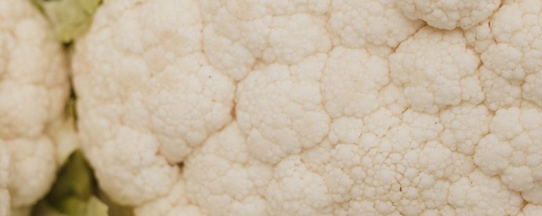 Detailaufnahme von blumenkohlähnlichem Röschen, perfekt für gesunde Fitness-Mahlzeiten.