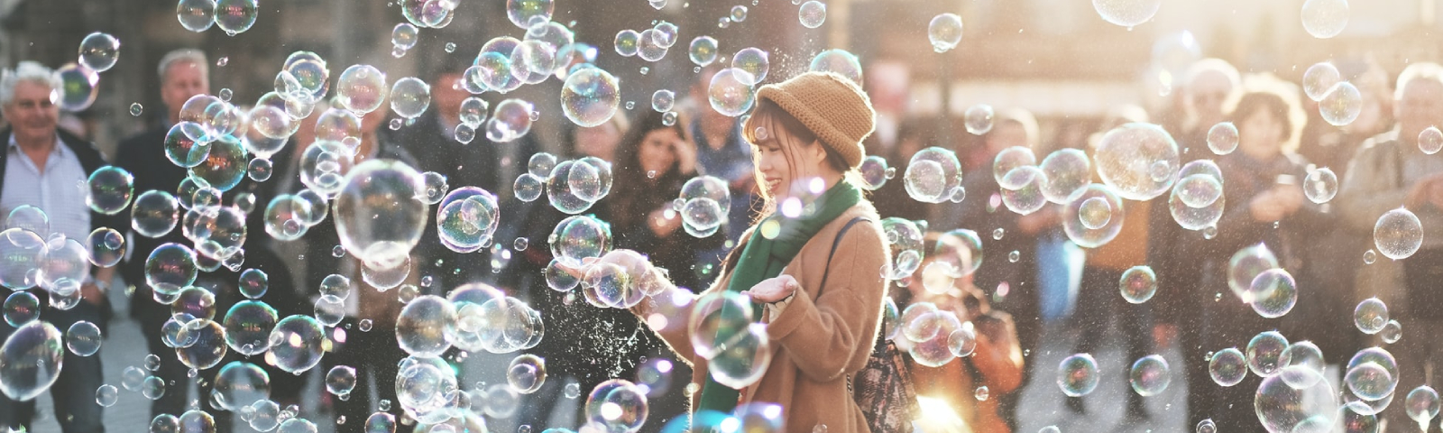 Frau lacht in Seifenblasen, eine fröhliche Erinnerung an gesunde Ernährung und Fitness für ein lebendiges Leben.