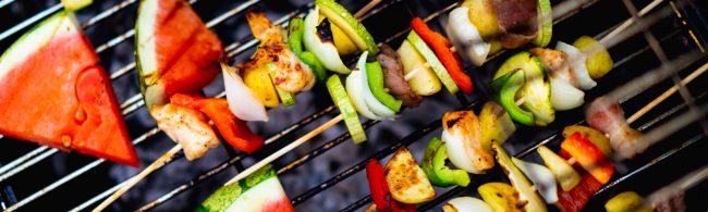 gezonde bbq 1600 x 480 Herzhafte Hähnchen-Gemüsespieße und Wassermelone vom Grill, perfekt für Fitness-Ernährung.