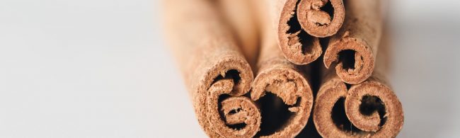 kaneelstokjes 1600×480 Zimtstangen für gesunde Rezepte – Gewürz für Fitness-Mahlzeiten.