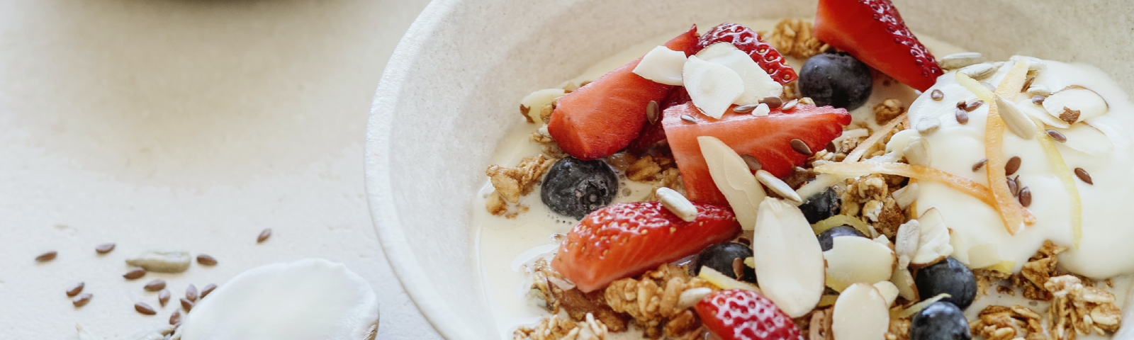 Gesunder Joghurt mit Beeren, Granola und Mandeln - perfekt für Fitnessfans.