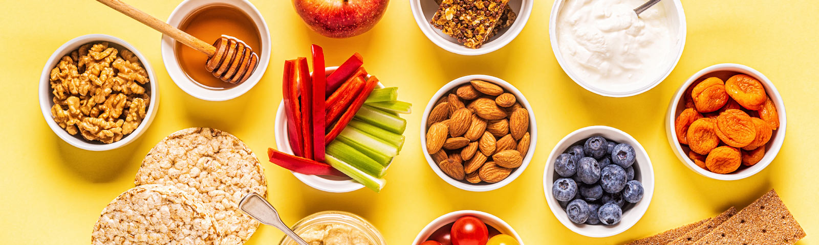 Geluksweetje-snacks Gesunde Snacks: Nüsse, Obst, Joghurt und Gemüse für ein energiegeladenes Workout.