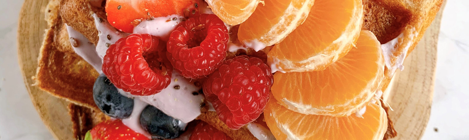 Gesunde Waffel mit Früchten und Joghurt - perfekt für Fitness-Fans!