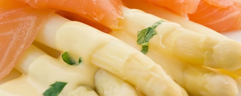 Lachs mit Spargel: Leckeres Fitnessessen mit Eiweiß und Vitaminen.