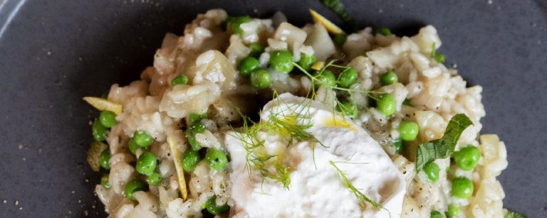Gesundes Erbsen-Risotto mit Zitronen-Minze-Topping: Vitamine & Ballaststoffe.