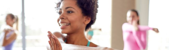 Snel-calorien-verbranden Frau macht Yoga in einem Fitnessstudio.