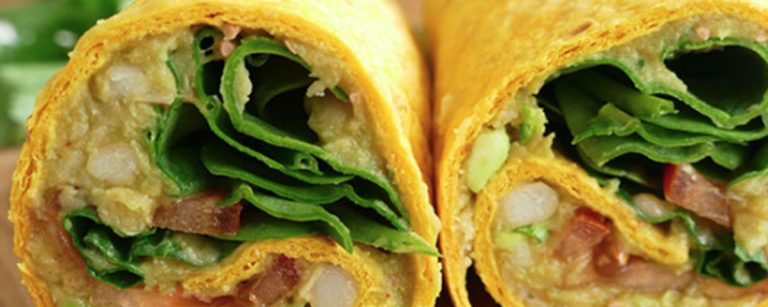 Gesunde Wraps mit Avocado, Spinat und Hähnchen für Fitness.