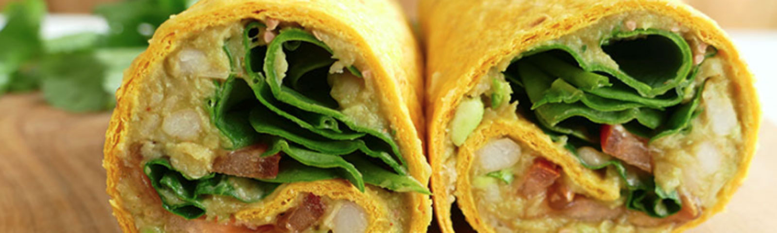 Gesunde Wraps mit Avocado, Spinat und Hähnchen für Fitness.