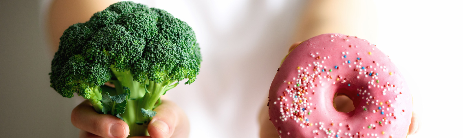 Meest-gemaakte-fouten-bij-afvallen Gesunde Wahl: Brokkoli gegen zuckerhaltigen Donut - eine Entscheidung für Fitness.