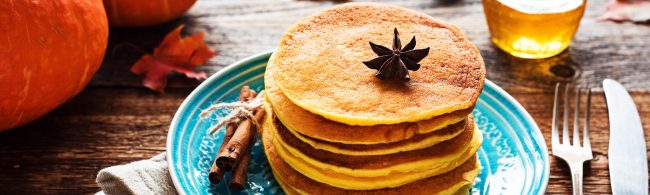 Gesunde Kürbispfannkuchen mit Zimt und Sternanis, perfekt für Fitness-Ernährung.