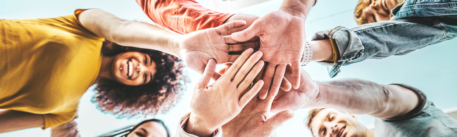 Teamwork mit Händen vereint: Fit und gesund ernähren.