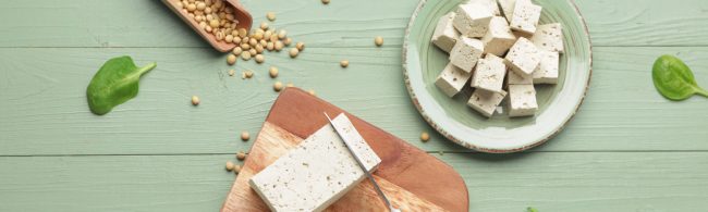 tofu Frischer Tofu mit Sojabohnen und Spinat – perfekt für Fitness und gesunde Ernährung.