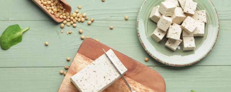 Frischer Tofu mit Sojabohnen und Spinat – perfekt für Fitness und gesunde Ernährung.