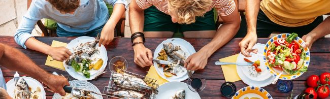 zomerse-bbq Gesunde Ernährung: Gegrillter Fisch und frischer Salat für ein fitteres Leben.