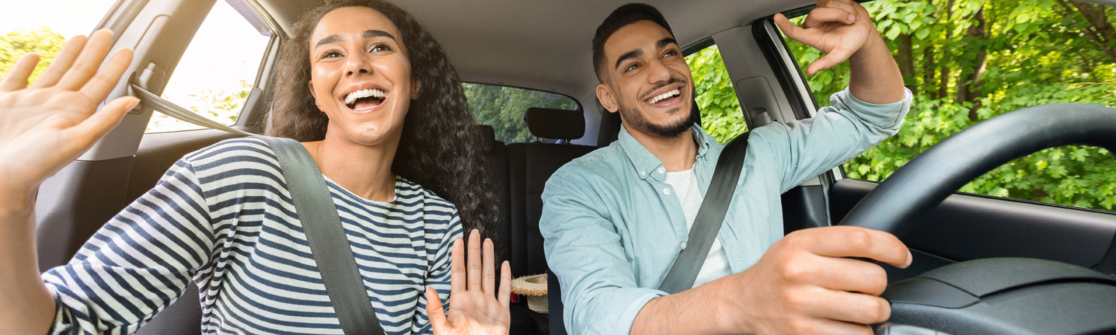 ontspanning-in-de-auto Glückliches Paar im Auto auf dem Weg zu einem gesunden Lebensstil.