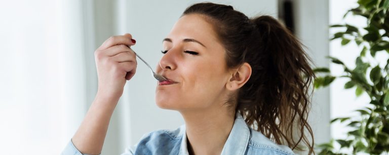 Top-down view of a balanced meal with high-fiber foods like whole grains, legumes, vegetables, along with protein-rich items and a glass of water, illustrating how to feel fuller longer.