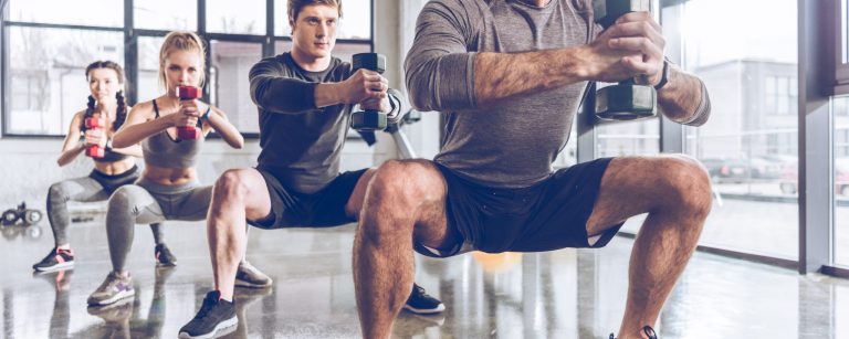 groep sportieve mensen met dumbbells