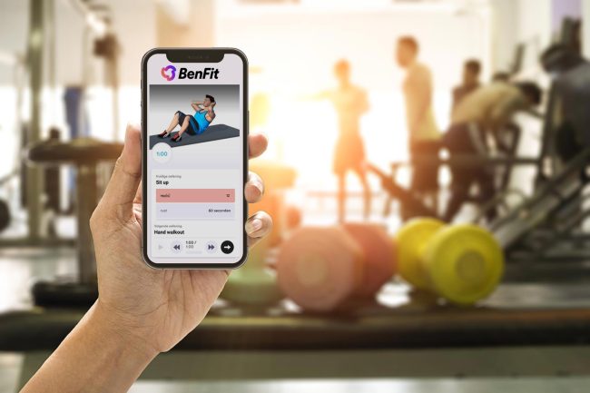 BenFit App zeigt Sit-ups und Handwalkouts im Fitnessstudio.