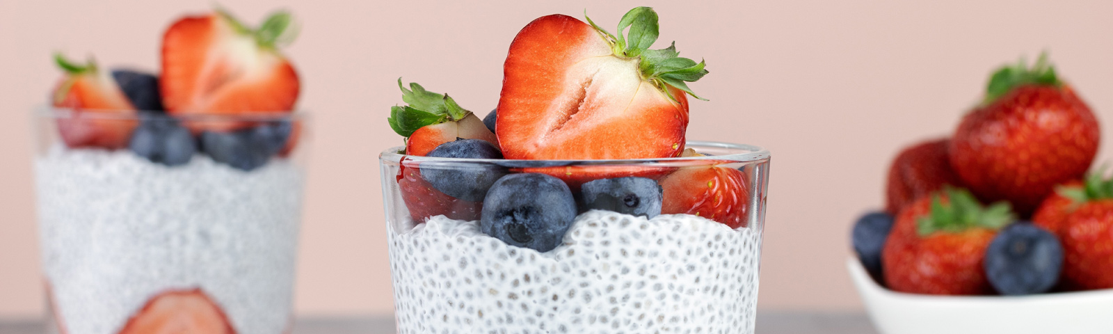 Leckere Chia-Puddings mit Erdbeeren und Blaubeeren für deine Fitness-Ernährung.