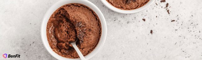 Protein-rich chocolate mousse in a glass topped with a crispy chocolate layer