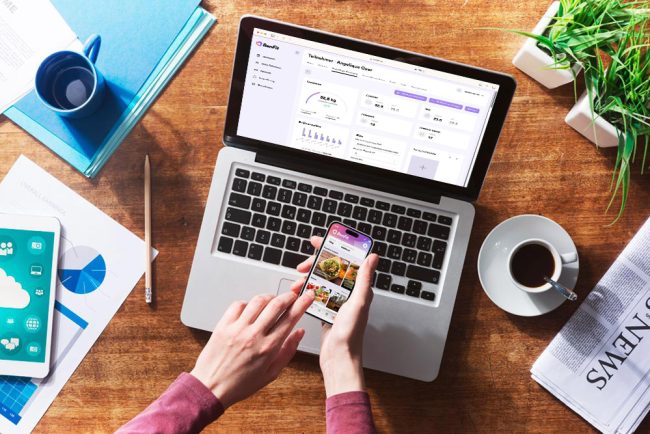 Professional nutritionist using apps for nutritionists on tablet to create meal plans for clients"