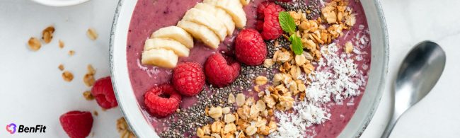 Summer smoothie bowl with raspberry, coconut and granola – colorful & protein-rich
